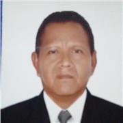 Profesor de matematicas y fisica dicta clases a adolescentes y adultos